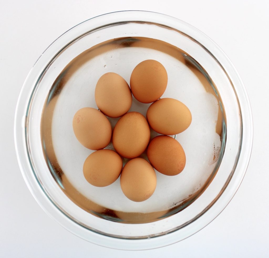 8 eggs in glass bowl with water