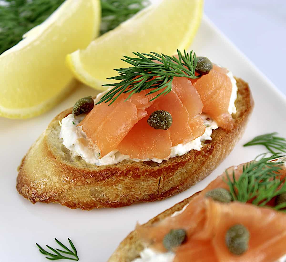 https://www.nutritiousdeliciousness.com/wp-content/uploads/2023/10/Smoked-Salmon-and-Goat-Cheese-Crostini4.jpg