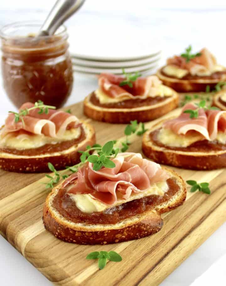 Baked Brie and Prosciutto Crostini – Nutritious Deliciousness