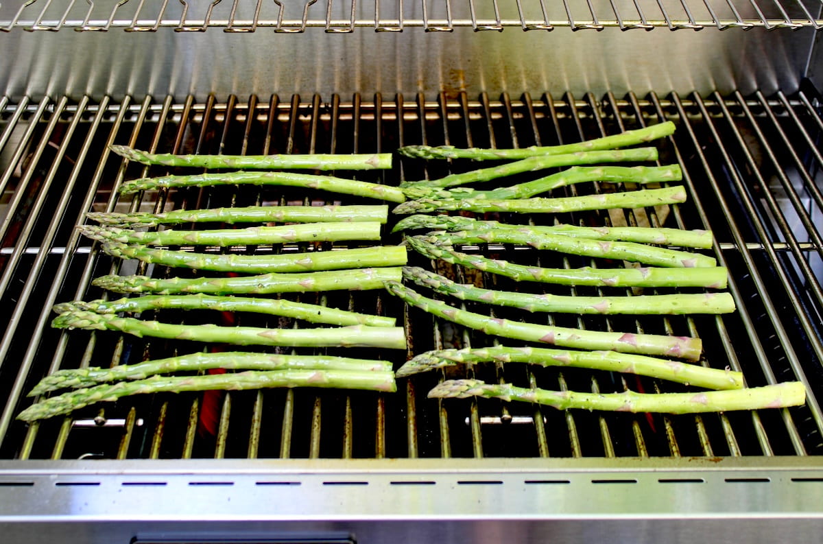 raw asparagus on grill