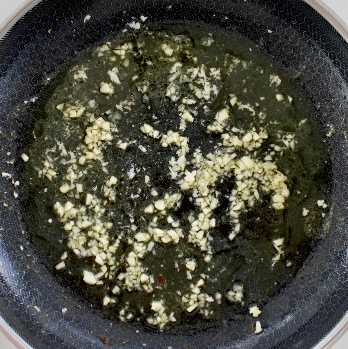 minced garlic and olive oil in skillet
